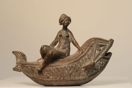 Maedchen auf Delphin Westbad Muenchen.jpg